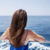 jeune-belle-fille-brune-est-assise-son-dos-yacht-dans-contexte-mer-ocean-bleu-magnifique_127746-3068